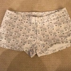 White and taupe Hurley shorty shorts